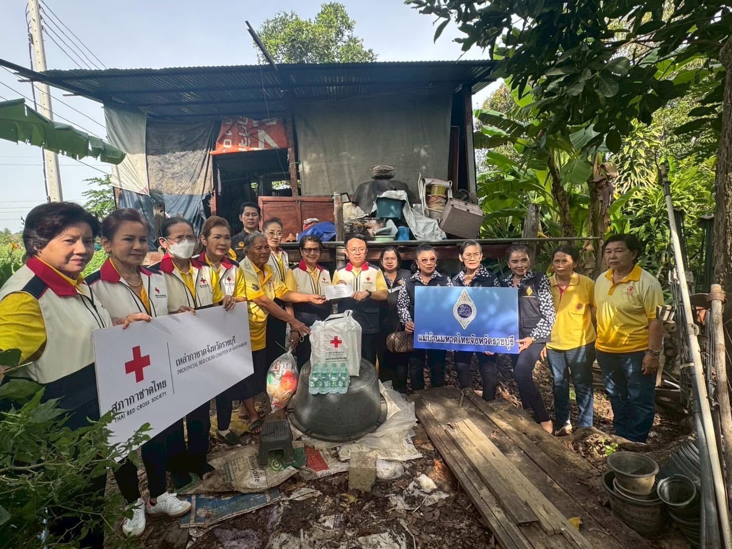 สพอ.ดำเนินสะดวก ร่วมกับเหล่ากาชาดจังหวัดราชบุรี ลงพื้นที่มอบถุงยังชีพให้แก่ครัวเรือนยากจนในพื้นที่อำเภอ