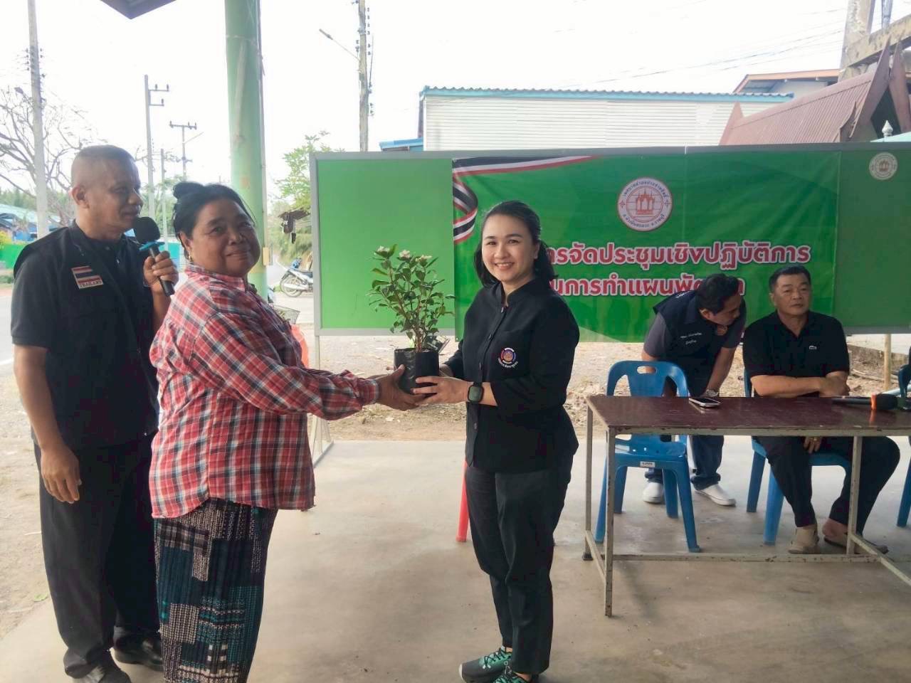 สพอ.ดำเนินสะดวก   ดำเนินกิจกรรม " ชุมชนทำด้วย"  ส่งเสริมให้ชุมชนมีการแบ่งปันและเกื้อกูลครัวเรือนเปราะบาง และผู้ประสบภัย 